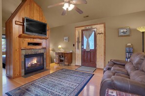 Fireplace - Rocky Mountain Lodge (Cascade)