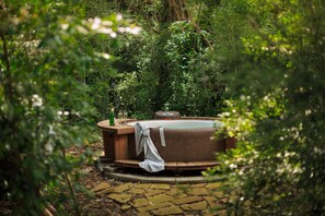 Outdoor spa tub - BlissWood B&B Ranch (Cat Spring)