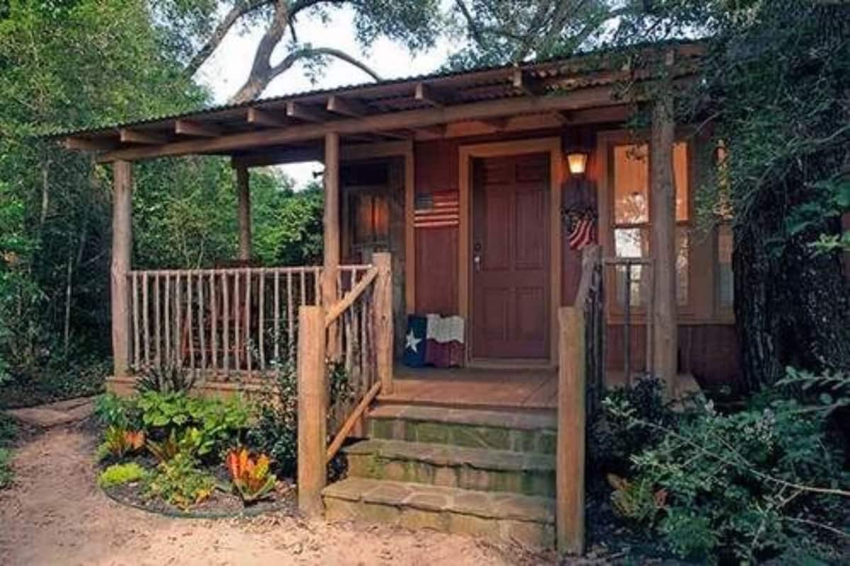 1 bedroom, individually decorated, individually furnished