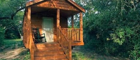 Kabin, kamar mandi pribadi (Sunset Pond Cabin) | Didekorasi berbeda-beda dan dilengkapi dengan perabotan berbeda-beda