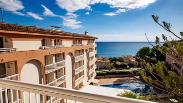 Premium tweepersoonskamer, 1 tweepersoonsbed of 2 eenpersoonsbedden, balkon, uitzicht op zee | Uitzicht vanaf balkon