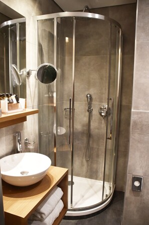 Shower, free toiletries, hair dryer, bathrobes - Adrian Hotel (Athens)