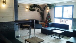 Ein modernes Interieur mit einer Holzwand, einem Weihnachtsbaum und einem großen Fenster.