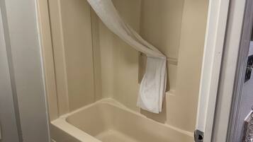 Combined shower/bathtub, free toiletries, hair dryer, towels