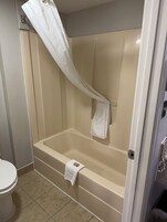 淋浴/盆浴组合、免费洗浴用品、吹风机、毛巾