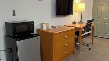 Suite, 1 King Bed | Free WiFi, bed sheets