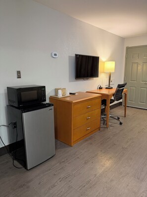 Suite, 1 King Bed | Free WiFi, bed sheets