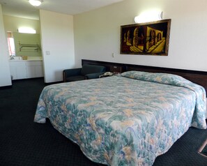 Escritorio y espacio para trabajar con laptop 