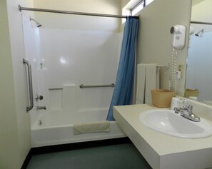 Shower, free toiletries, hair dryer, towels - High Desert Motel Joshua Tree National Park (Joshua Tree)