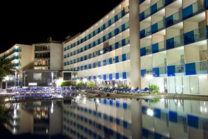 Una piscina techada, 2 piscinas al aire libre, sombrillas