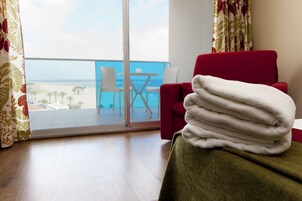 Minibar, caja de seguridad en la habitación y escritorio