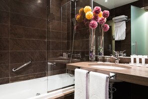 Bañera, artículos de tocador ecológicos, secador de pelo, toallas