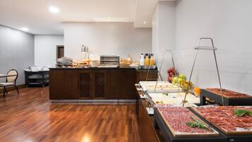 Petit déjeuner buffet servi tous les jours en supplément