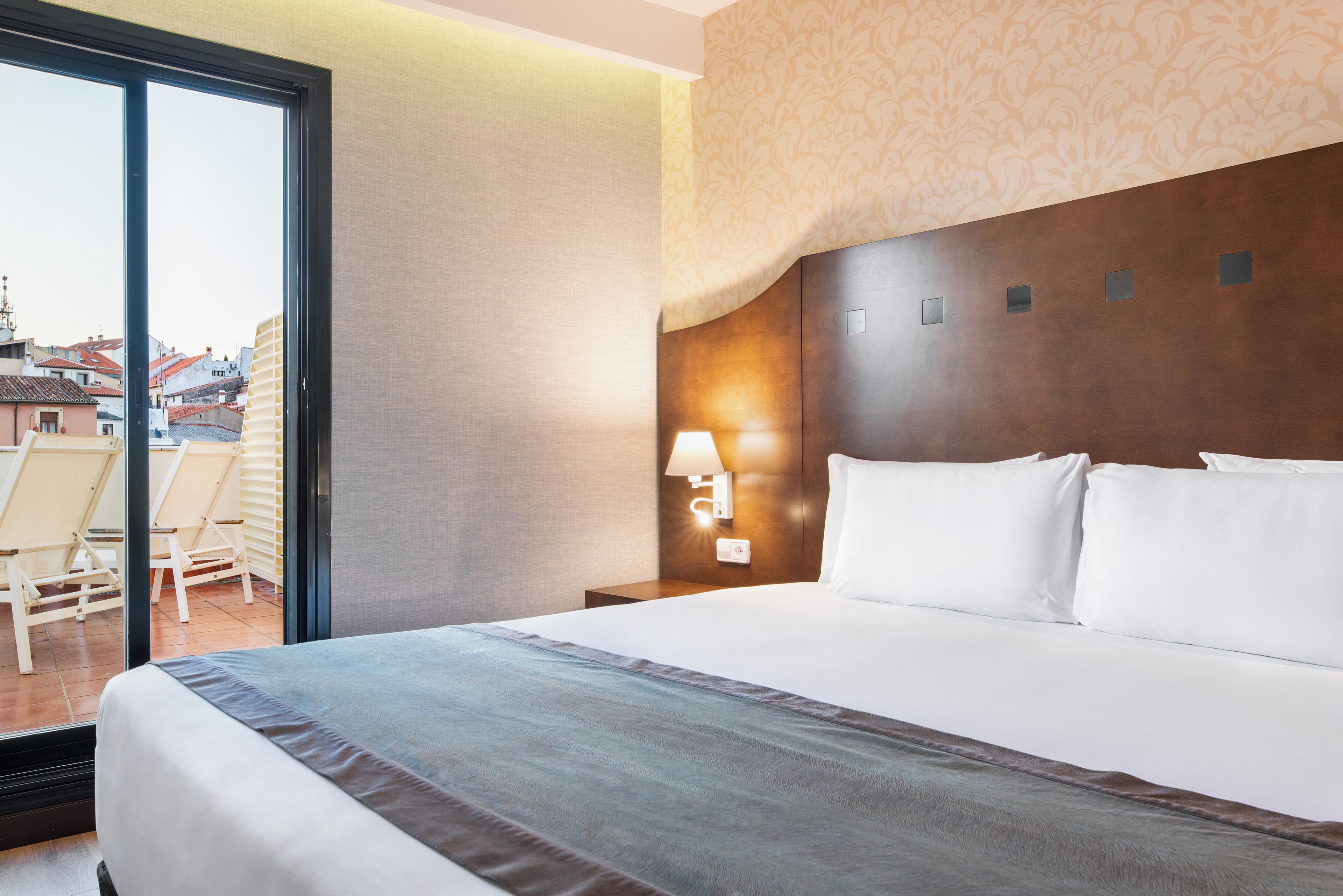 Minibar, värdeförvaringsskåp på rummet och arbetsyta för laptop