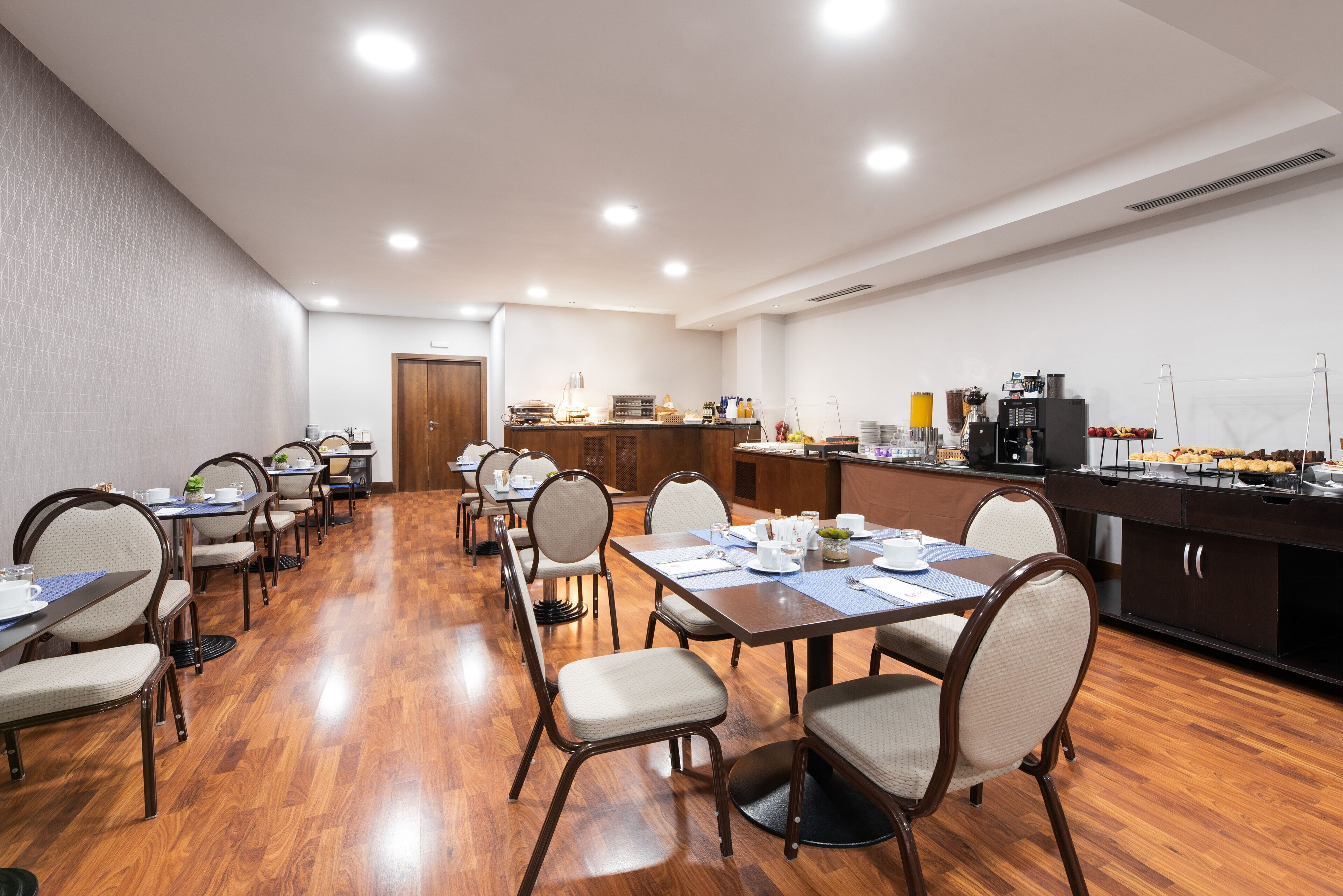 Esmorzar diari d'estil bufet (13 EUR per persona) 