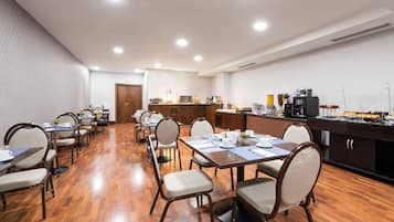 Esmorzar diari d'estil bufet (13 EUR per persona)