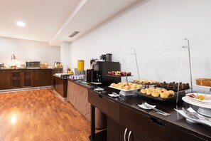 Petit déjeuner buffet (13 EUR par personne)