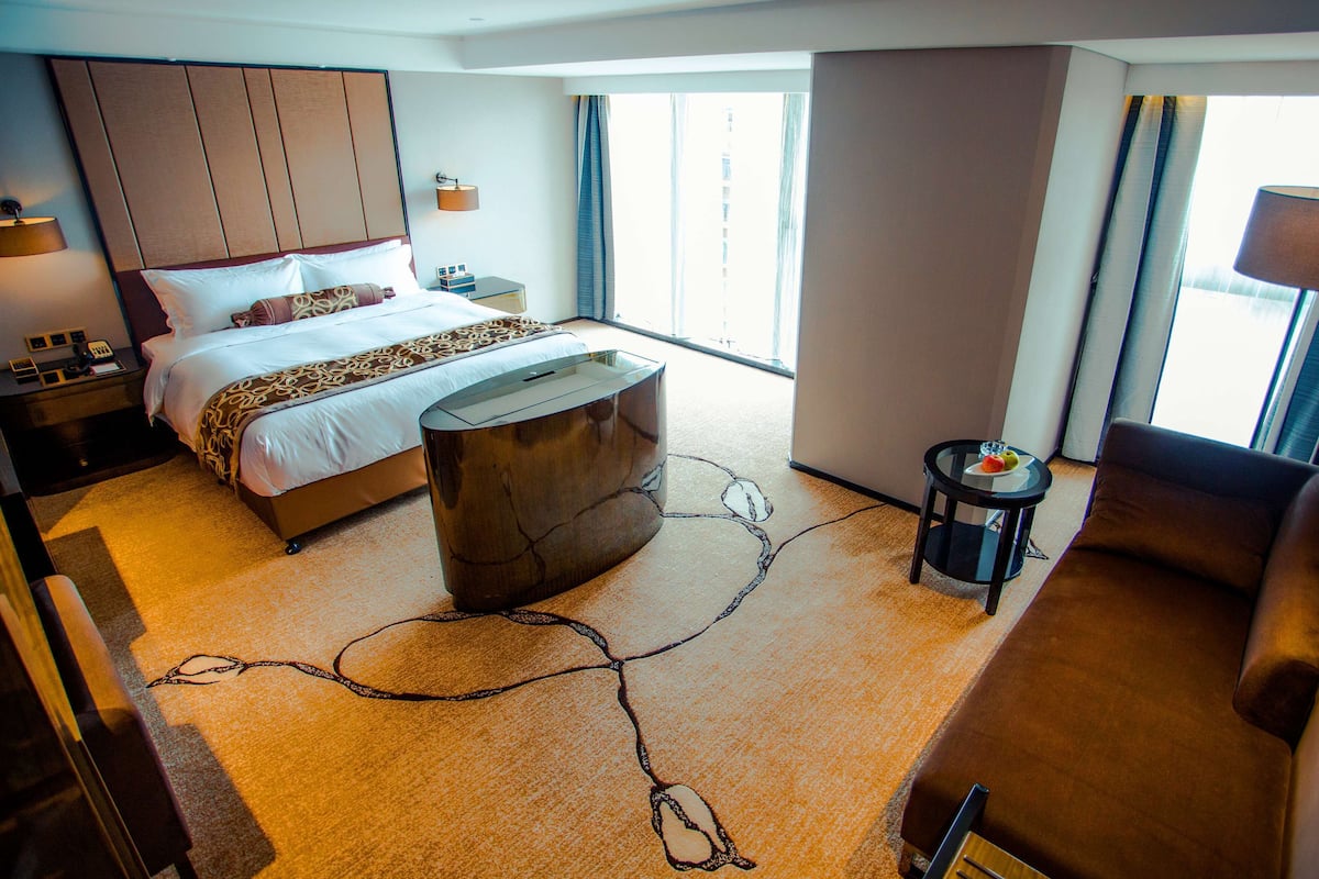 Standard Room, 1 King Bed | Free minibar items, in-room safe, desk, iron/ironing board