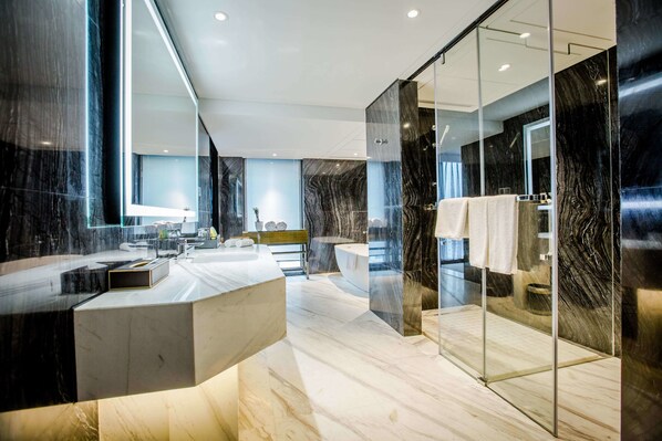 Articles de toilette (gratuits), séchoir à cheveux, peignoirs