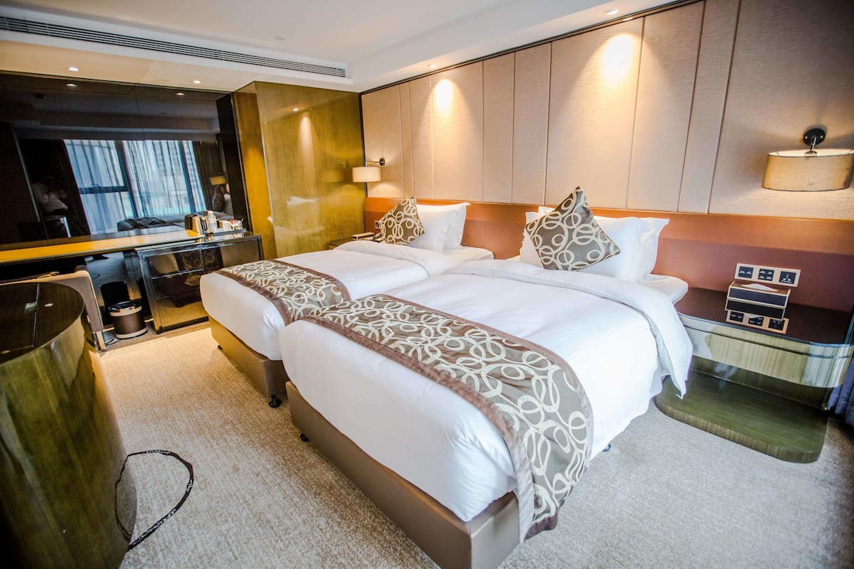 Standard Room, 2 Twin Beds | Free minibar items, in-room safe, desk, iron/ironing board