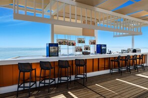 7 bars/lounges, 2 poolbars, een strandbar