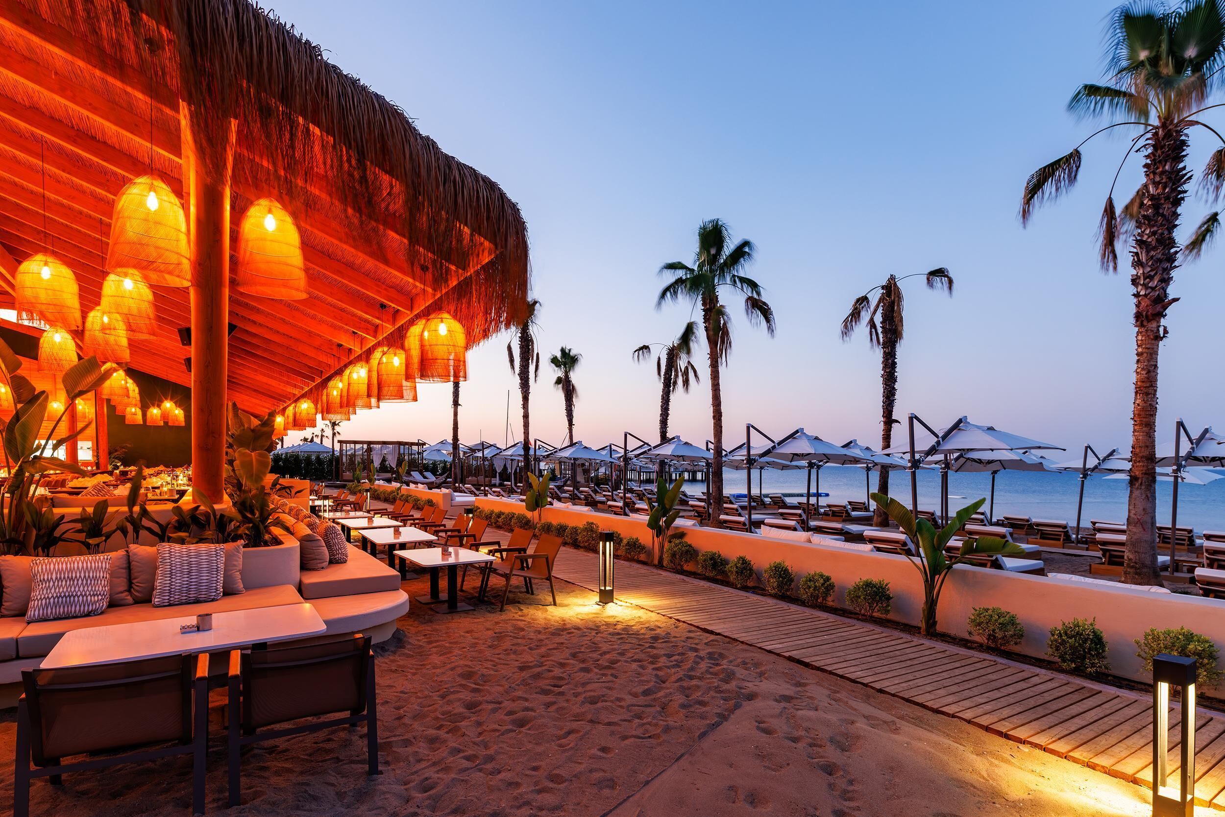 6 restaurants; breakfast, lunch and dinner served 