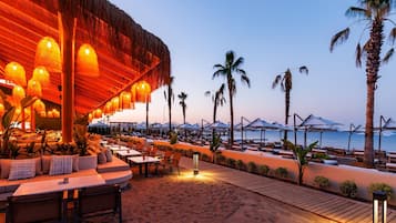 6 restaurants; breakfast, lunch and dinner served