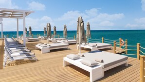 A deck with sun loungers and umbrellas, overlooking the sea. - Sirene Belek Hotel (Serik)