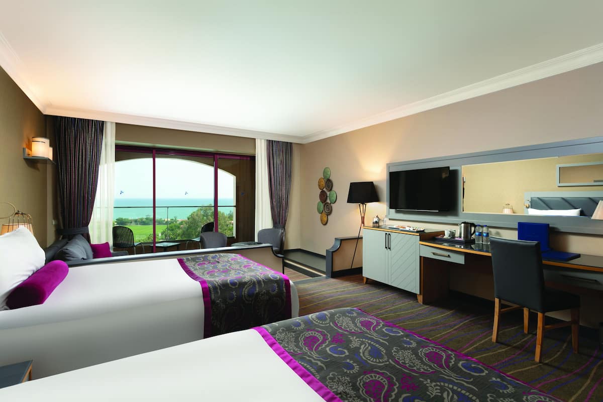 Junior Suite Room with Pool or Sea View | Minibar (con algunos artículos gratuitos) y caja fuerte