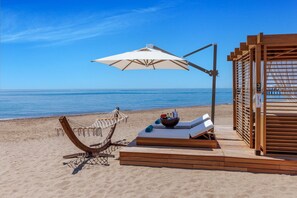 Praia particular, barracas de praia (sobretaxa), espreguiçadeiras 