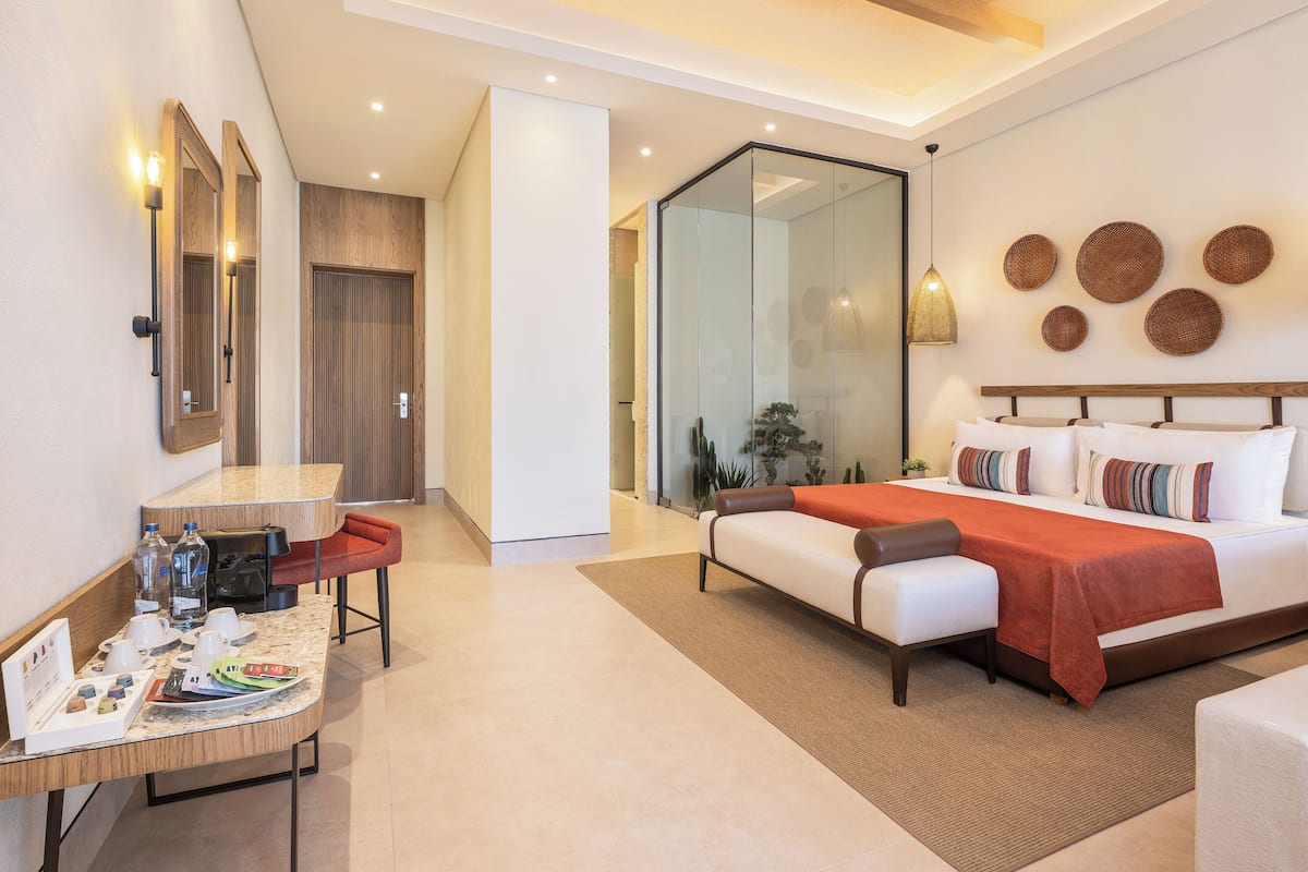 Bohemia Suite | Minibar (con algunos artículos gratuitos) y caja fuerte
