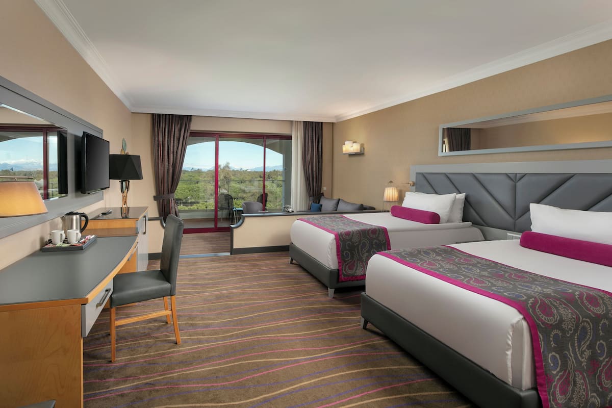 Junior Suite Room with Garden View | Minibar (con algunos artículos gratuitos) y caja fuerte