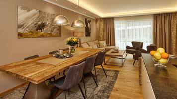 Apartment, 3 Bedrooms, Garden Area A-VITA Living 3 | Oleskelualue | Taulutelevisio