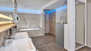 Apartment, 3 Bedrooms, Garden Area A-VITA Living 3 | Bathroom | Shower, hair dryer, bathrobes, bidet