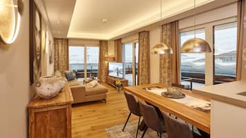公寓, 2 間臥室, 露台 (A-VITA Living 12, incl Cleaning €125) | 客廳 | 平面電視