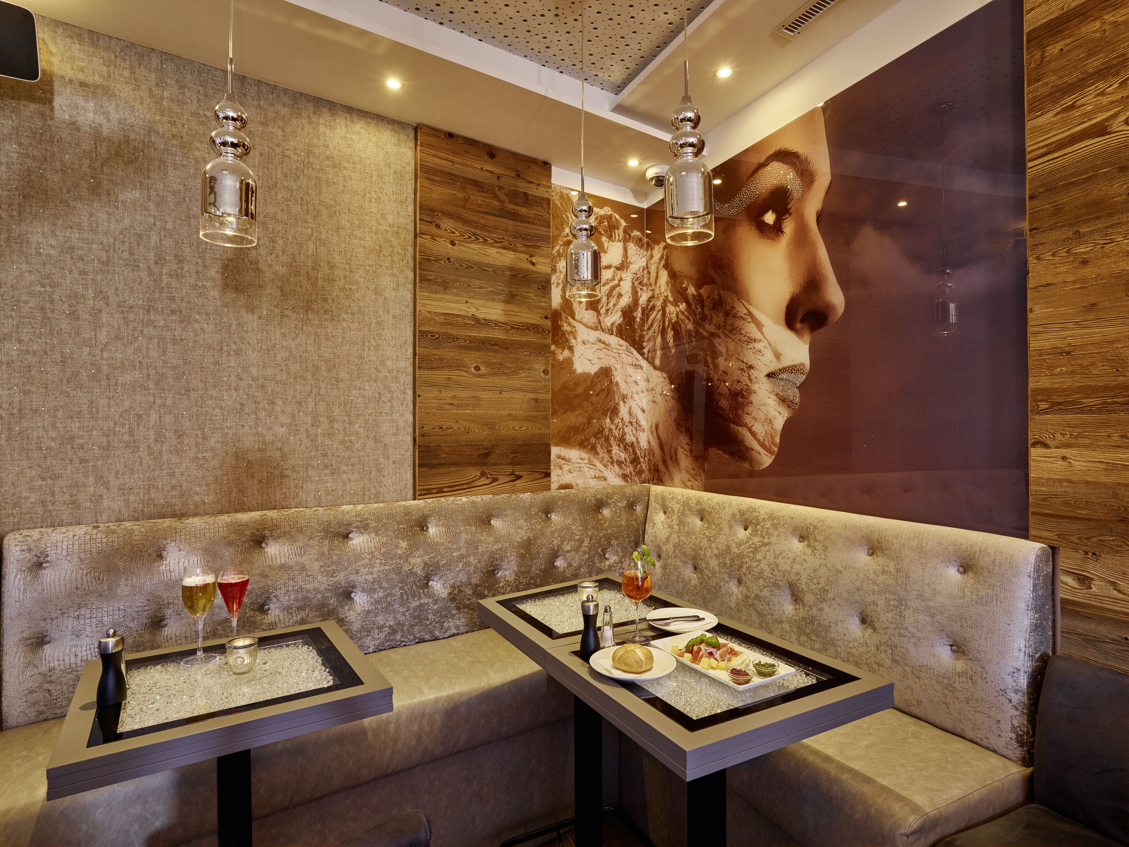 ฝ่ายต้อนรับ