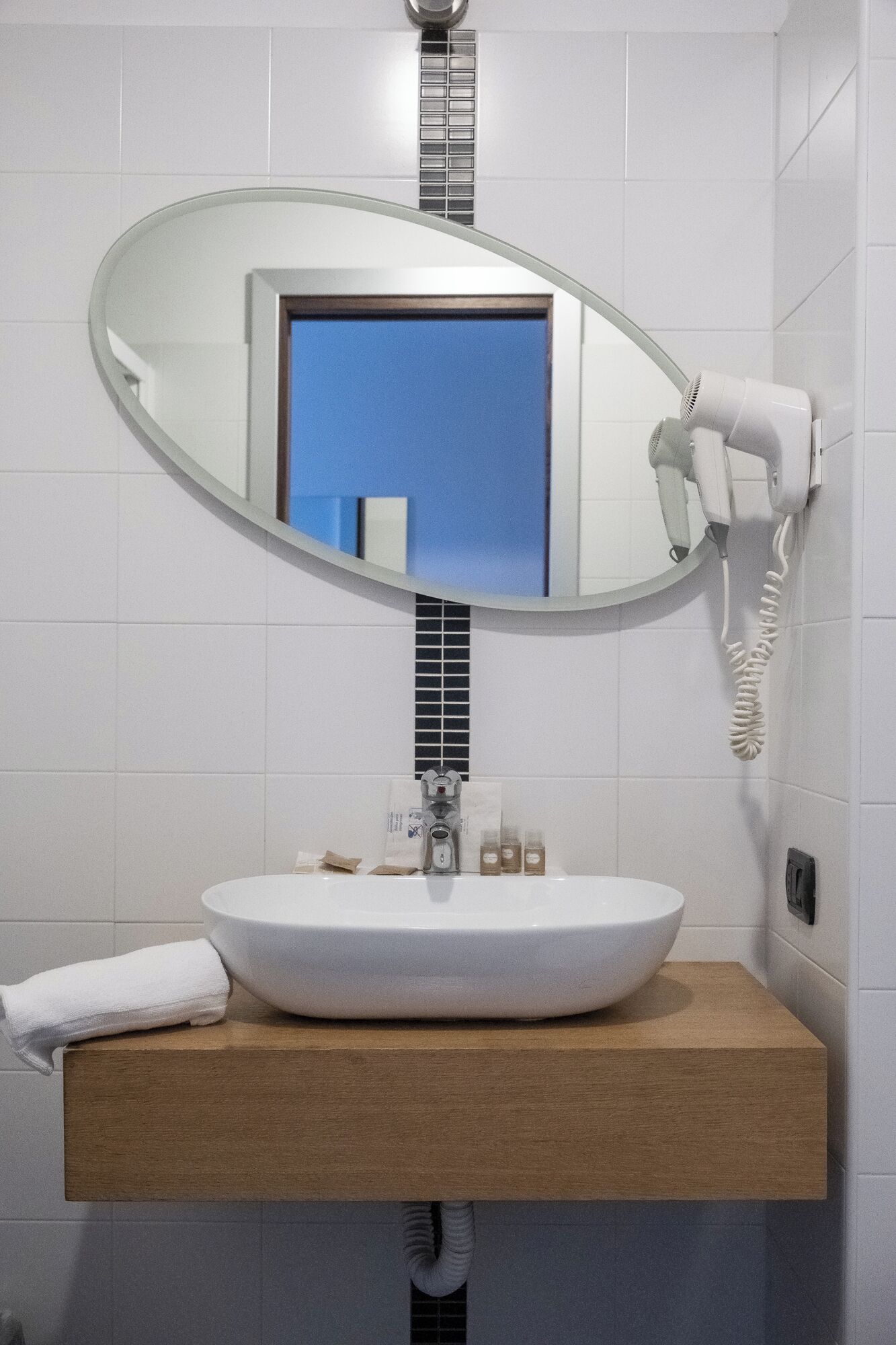 rainfall showerhead, free toiletries, hair dryer, bidet