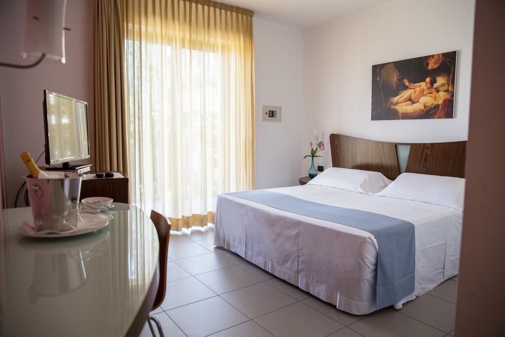 Premium bedding, minibar, in-room safe, desk
