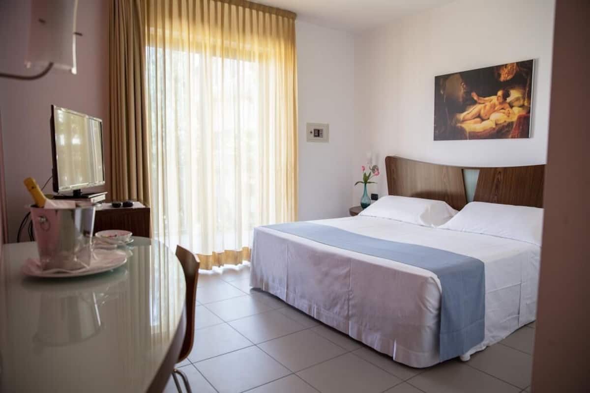 Premium bedding, minibar, in-room safe, desk