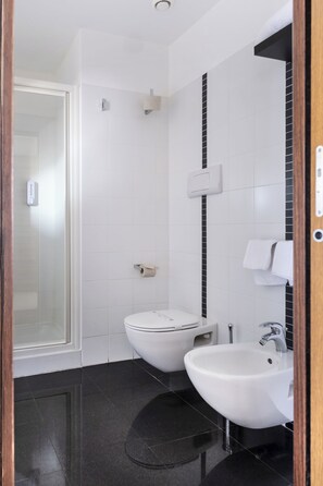 Douche à « effet pluie », articles de toilette gratuits, sèche-cheveux