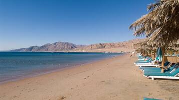 Plage privée, parasols, serviettes de plage, massages sur la plage