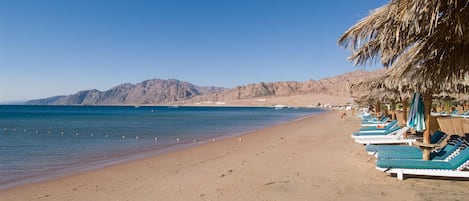 Playa privada, sombrillas, toallas de playa, masajes en la playa