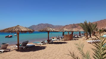 Privatstrand, Sonnenschirme, Strandtücher, Massagen am Strand