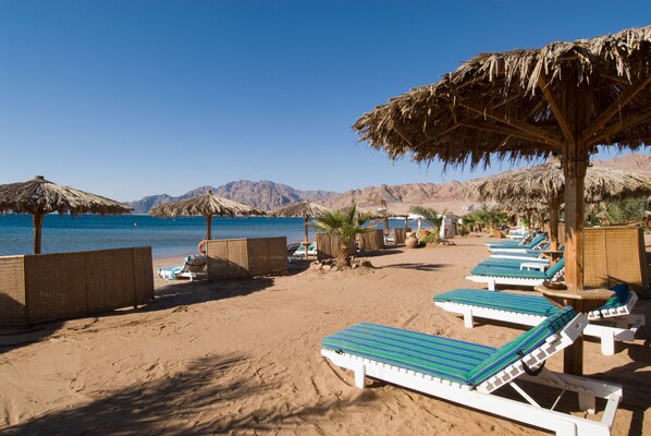 Plage privée, parasols, serviettes de plage, massages sur la plage