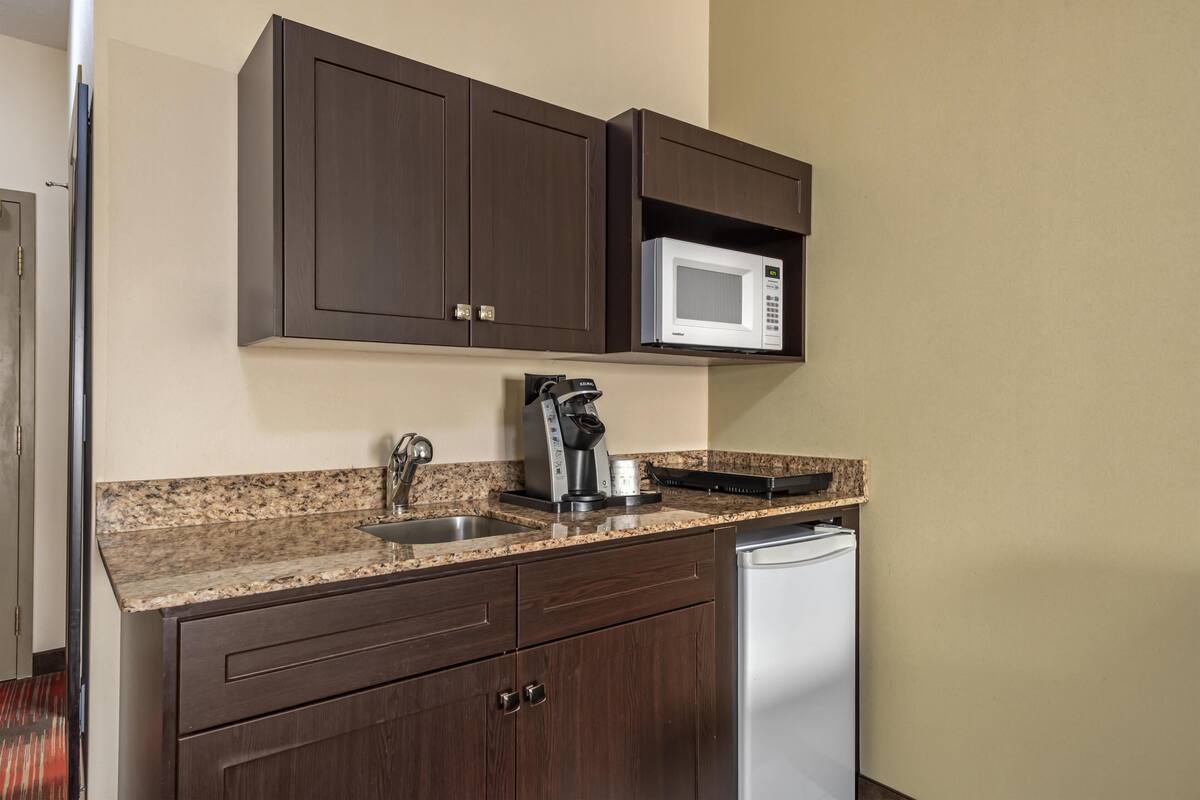 Suite, 1 King Bed, Non Smoking, Kitchenette (with Sofabed) | Private kitchenette | Coffee/tea maker, fridge, microwave