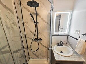 Premium bedding, blackout curtains, iron/ironing board, cots/infant beds - Hôtel Le Voyageur de Québec (Québec City)