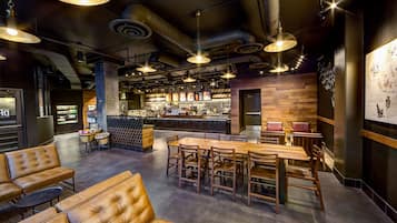 Melayani sarapan dan makan malam