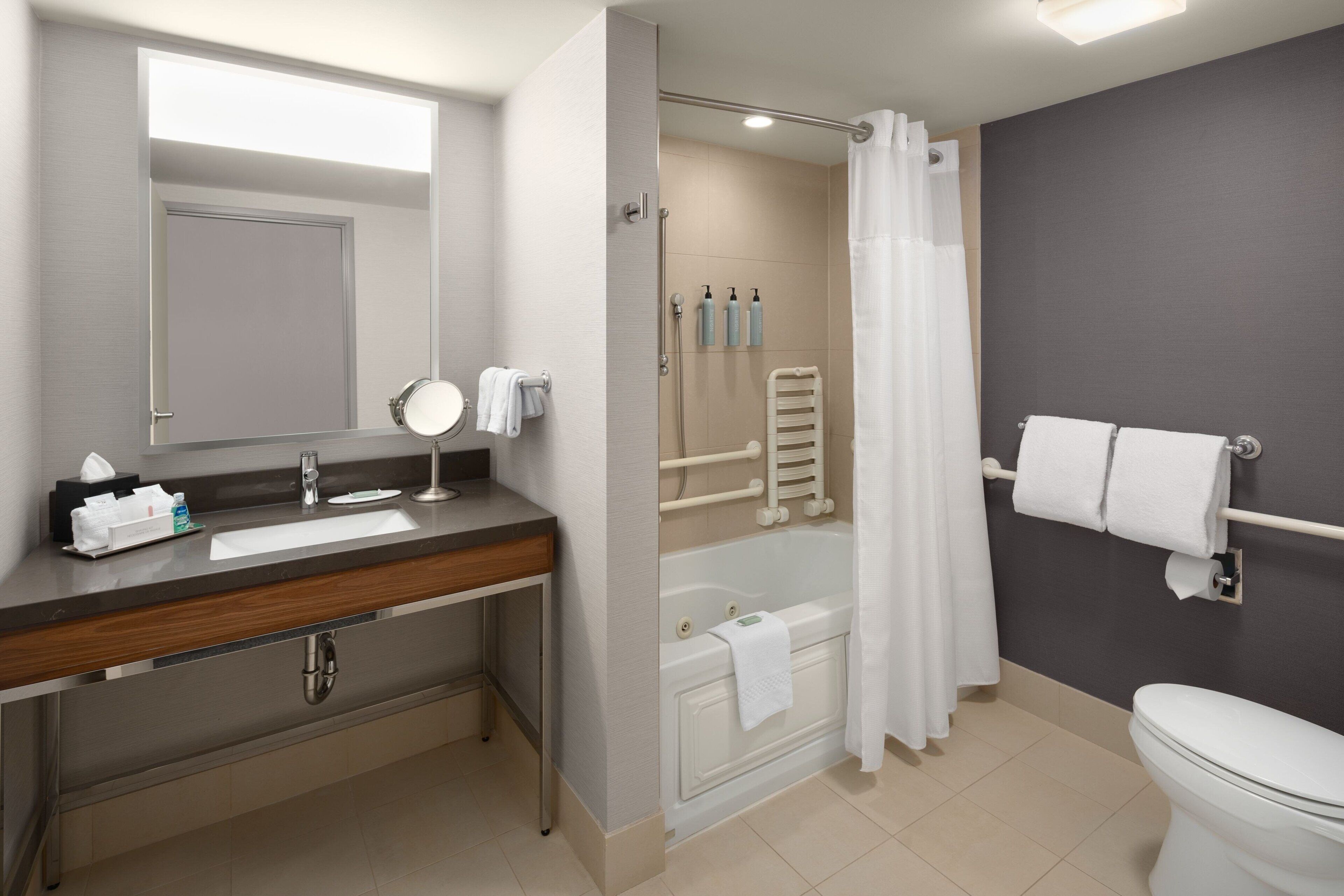 combined shower/bathtub, hair dryer, towels