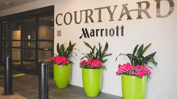 Pintu masuk properti