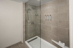 Suite exécutive, 1 trÚs grand lit et 1 canapé-lit, non-fumeur | Salle de bain | Ensemble baignoire-douche, séchoir à cheveux, serviettes fournies
